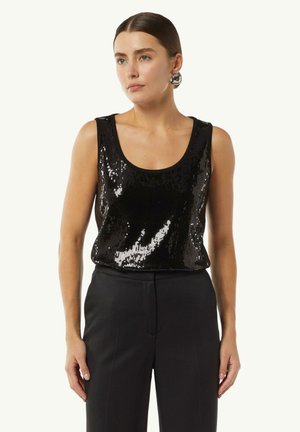 Schwarzes Pailletten-Top mit rundem Halsausschnitt und ärmellosem Design, kombiniert mit schwarzen Hosen, die eine glänzende, strukturierte Oberfläche aufweisen.