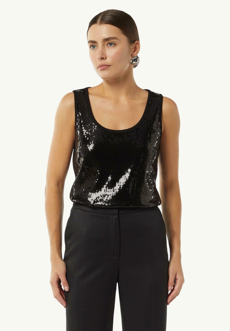 Czarna tank top z cekinami o okrągłym dekolcie i bezrękawowym fasonie, w połączeniu z czarnymi spodniami, wykazującymi błyszcząca, teksturowaną powierzchnię.
