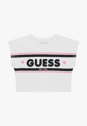 Balti paaukštinta t-shirts, pagaminta iš ekologiškos medvilnės, su juodai rožiniu dryžuotu dizainu ir ryškiu užrašu "GUESS" bei "EST. 1981".