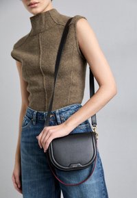 CODE FLAP CROSSBODY - Ülerinna-kott - black/oro