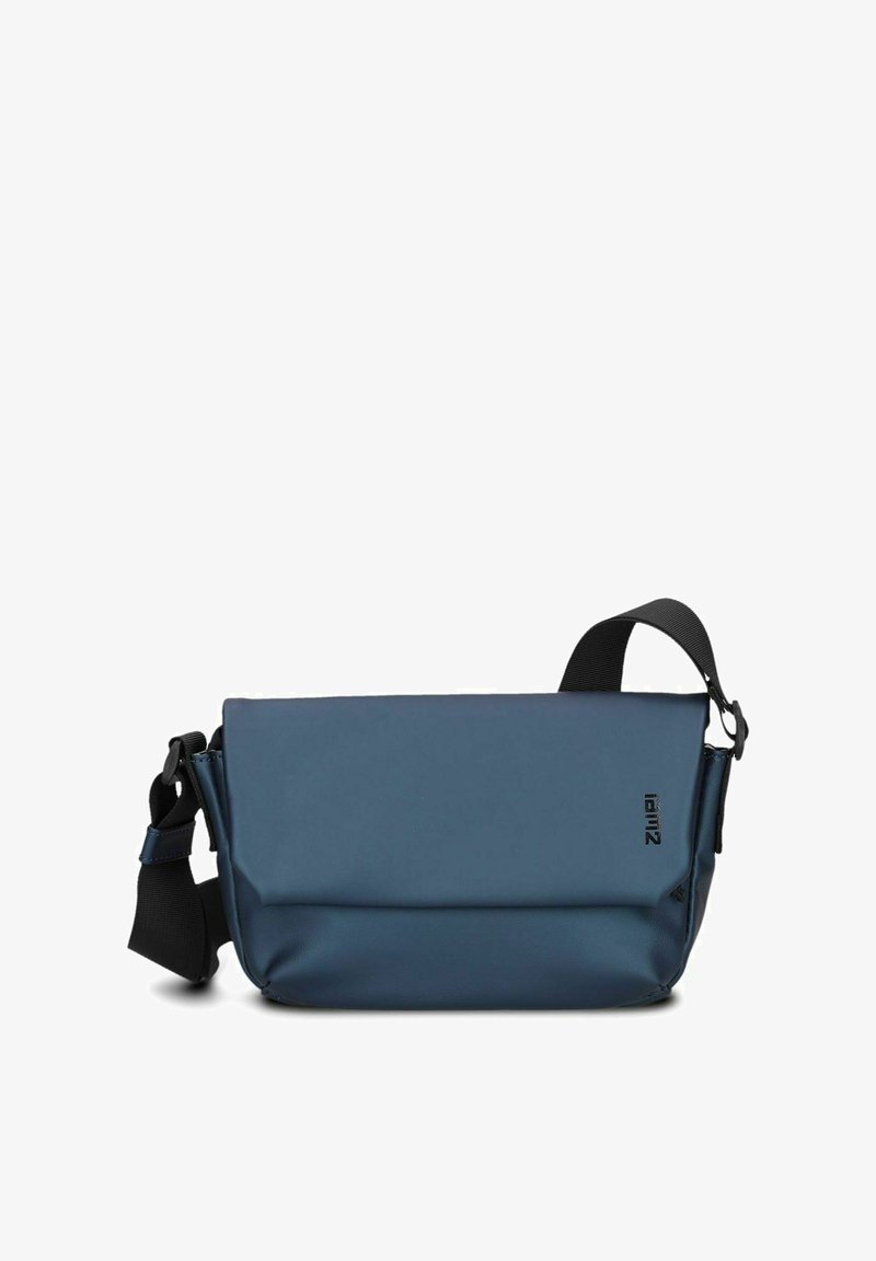 Borsa a tracolla blu scuro in materiale sintetico, con chiusura a zip, tracolla regolabile e logo del marchio ben visibile sul davanti.