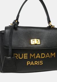 Borsa a mano in pelle nera con hardware dorato, caratterizzata dal testo impresso "RUE MADAM PARIS" e un design strutturato.