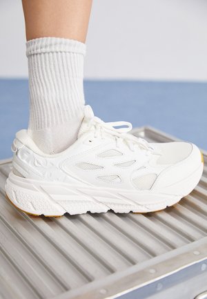 HOKA CLIFTON L ATHLETICS - Neutrala löparskor - white