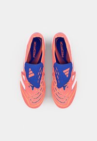 Zapatillas deportivas de color rosa brillante con una parte superior texturizada, un collar azul tipo calcetín y acentos blancos. Presenta un diseño aerodinámico y una suela estriada.
