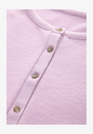 Světle fialový pletený top s kulatým výstřihem, předními knoflíky a jemnou strukturou. Knoflíky jsou zaoblené s mírným leskem.