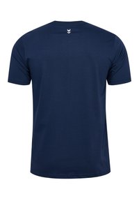 Mörkblå t-shirt med kort ärm, tillverkad av ett slätt tyg, har en rund hals och en liten logodetalj i vitt på baksidan.