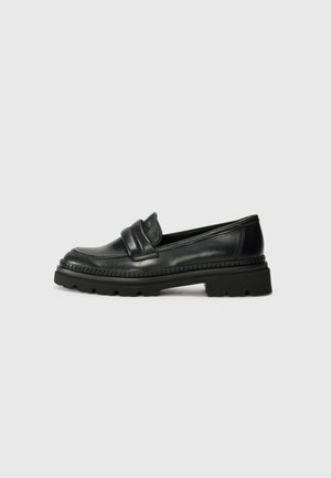 Schwarze Lederloafer mit runder Zehenform, doppeltem Riemen-Detail und einer dicken, strukturierten Sohle. Verfügt über einen gestickten Rand für zusätzliche Details.