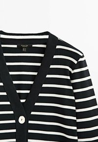 Czarny i biały kardigan w paski z dekoltem w serek, z zapięciem na guziki, plecioną teksturą i kontrastującymi poziomymi paskami.