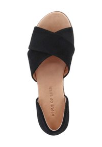 Zwarte suède sandaal met een kruisriemontwerp, open achterkant en beige inlegzool met de opdruk "APPLE OF EDEN." Platte zool.