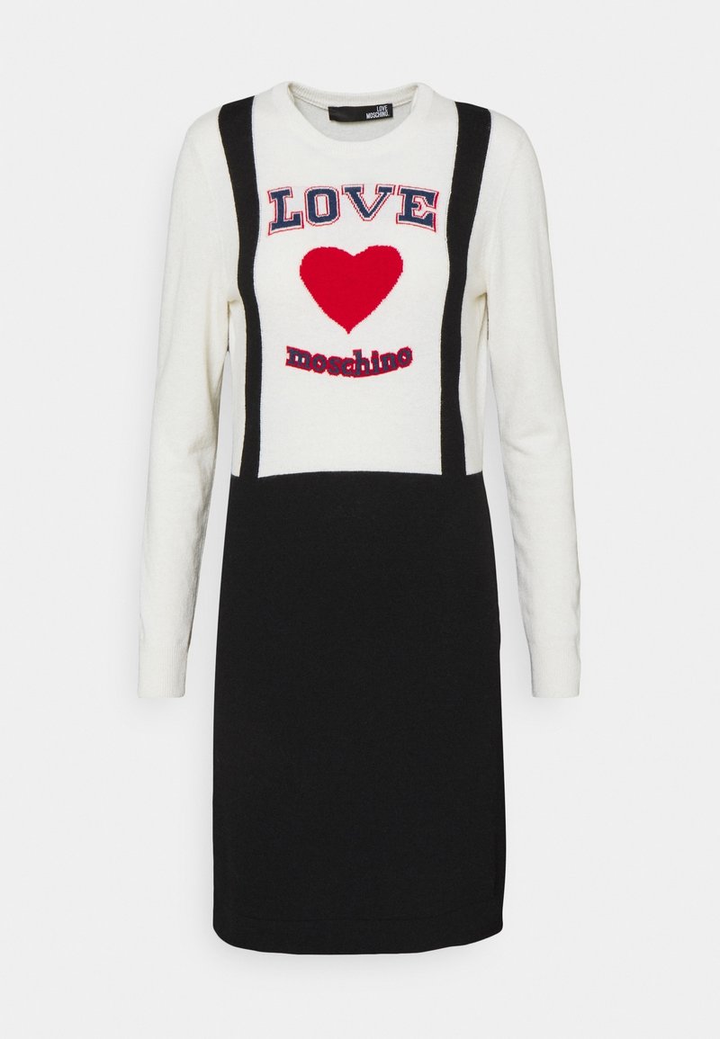 Robe à manches longues avec haut blanc, panneau de jupe noir, cœur rouge et texte "LOVE moschino" sur la poitrine.