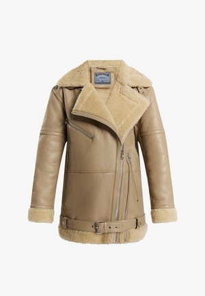 Braune Lederjacke mit Schafswollkragen und -manschetten, diagonalem Reißverschluss, Seitentaschen und einer Schnallendetail an der Taille.