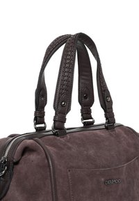 Donkerbruine suède handtas met textuurleer handvatten, zilveren rits en een voorke pocket met een merkaccent.