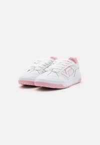 Zapatillas deportivas blancas con acentos en rosa. Exterior de cuero suave, punta redonda, diseño de cordones y suela de goma texturizada. Detalle de marca mínimo.