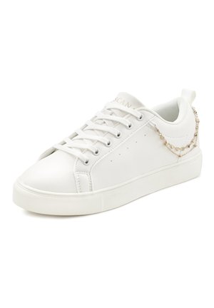 Weiße synthetische Sneakers mit flachen Schnürsenkeln, runder Schuhspitze, subtilen Perforationen und dekorativer silberner Kette an der Seite. Glatte Textur und Gummisohle.