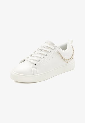 Weiße synthetische Sneakers mit flachen Schnürsenkeln, runder Schuhspitze, subtilen Perforationen und dekorativer silberner Kette an der Seite. Glatte Textur und Gummisohle.