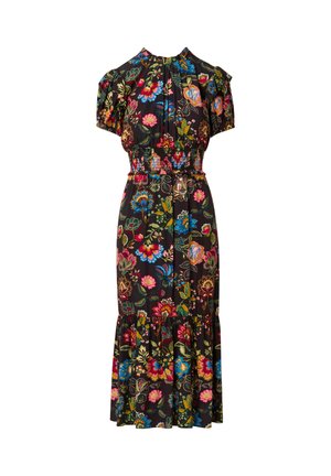 Květinové maxi šaty z černé látky s živými růžovými, modrými a zelenými vzory. Mají krátké nabírané rukávy, smockovaný pas a hladký lem.