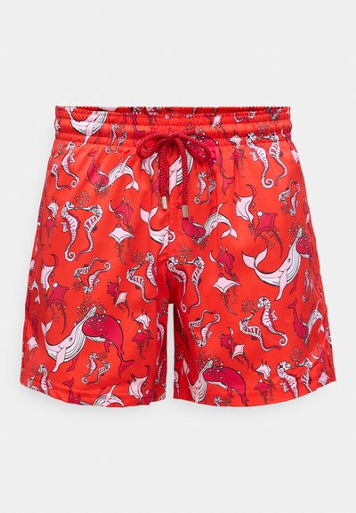 Ryškiai raudoni maudymosi šortai su elastinga juosta ir raiščiu, puikuojantys banginių, jūros arkliukų ir ryklių raštu rožinės bei baltos spalvos atspalvių.