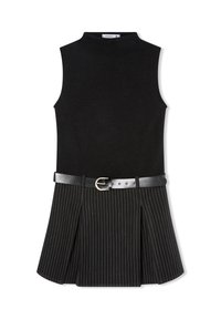 Top nero senza maniche con collo alto, abbinato a una minigonna a pieghe a righe sottili. Include una cintura nera con fibbia argento.