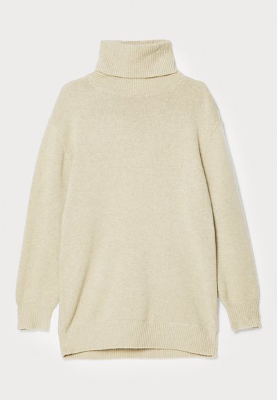 Bež, pehmeast kudumist turtleneck-sviiter, millel on lõdvestatud lõige, soonikkoes kaelus ja mansetid, sirge alläär ning ilma mustriteta.