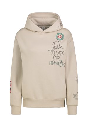Beiger Hoodie mit dem Vordertext „Es ist nie zu spät für Erinnerungen“, einem kleinen Kirsch-Patch sowie zusätzlichen grafischen Details an Ärmeln und Kapuze.