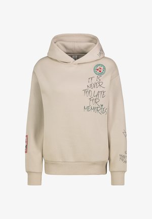 Beige hoodie met voorop de tekst "Het is nooit te laat voor herinneringen", een klein kersenplaatje en extra grafische details op de mouwen en capuchon.