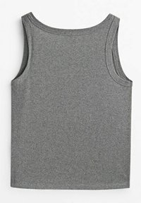 Grå tanktop fremstillet af blødt stof, med en rund halsudskæring, brede ærmehuller og et enkelt, sømløst design.