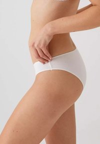 Witte katoenen hipster ondergoed met een zachte, naadloze uitstraling. Heeft een lage taille en een gladde textuur, geschikt voor dagelijks gebruik.