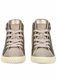 Zapatillas altas en piel marrón y beige con suelas de goma clara en contraste. Las características incluyen cordones y una etiqueta de logo en la lengüeta.