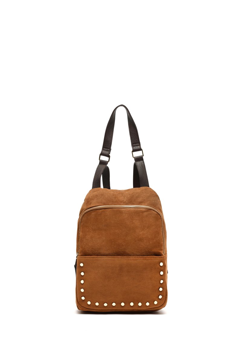 Sac à dos en daim marron avec fermeture éclair, bretelles en cuir noir et poche avant ornée de clous décoratifs blancs.