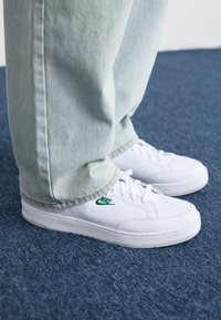 GRANDSTAND 2 PREMIUM - Trainers - white/dark cypress/neutral grey/bright crimson