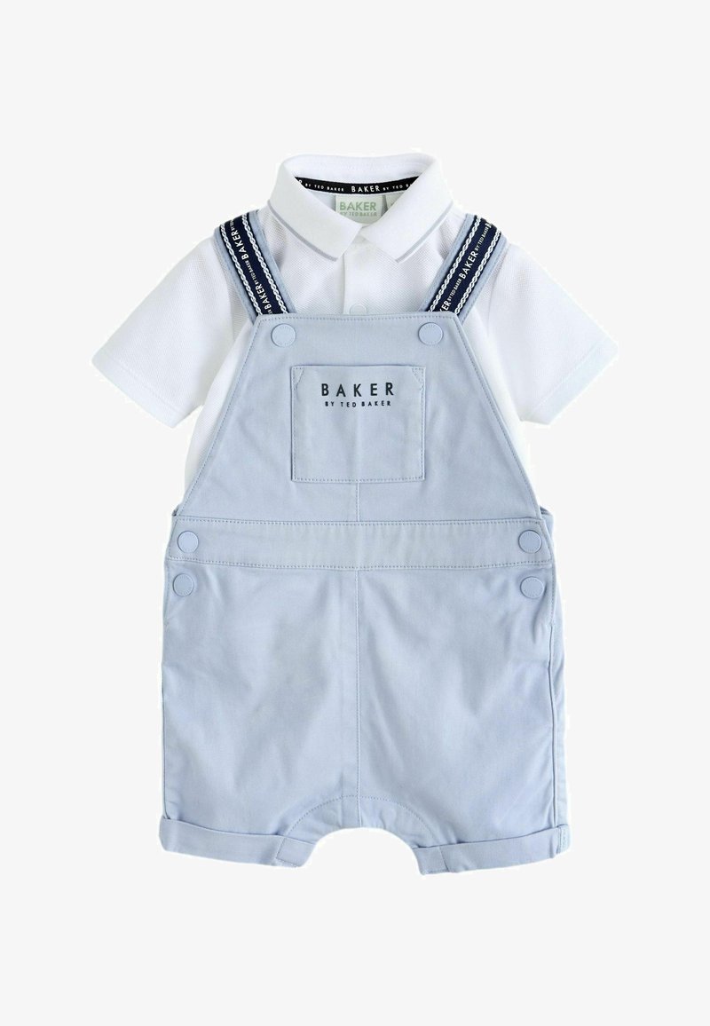 Polo blanc à manches courtes avec une salopette courte bleu clair dotée d'une poche frontale et de bretelles réglables bleu marine étiquetées « BAKER by Ted Baker ».