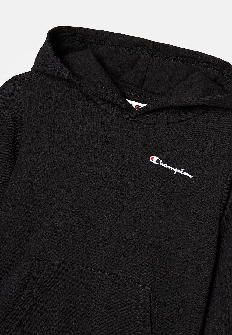 Felpa nera con cappuccio e tasca frontale, caratterizzata da un piccolo logo Champion bianco sul lato sinistro del petto e un tessuto texturizzato per garantire calore.