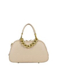 Borsa a mano in pelle beige con forma arrotondata e finitura testurizzata. Presenta un manico con catena dorata e una chiusura zip sulla parte superiore.
