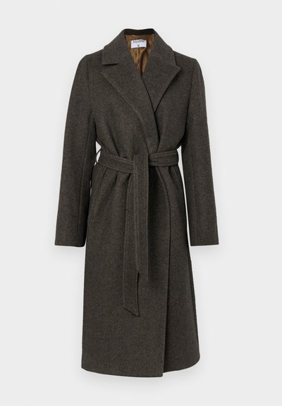 Temno siva volna jakna z ovitkom, z zarezanim ovratnikom, dolgimi rokavi in pasom iz tkanine. Ima subtilno herringbone teksturo.