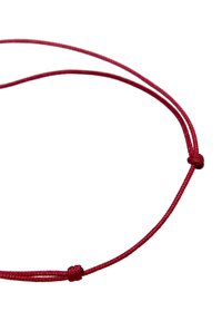 Röd snodd med en jämn textur, med en knutdetalj. Stråna är tunna och flexibla, lämpliga för olika fästanvändningar.