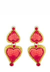Orecchini a forma di cuore in tonalità oro con pietre rosse traslucide e piccoli dettagli rossi. Presentano una finitura testo e un design pendente.