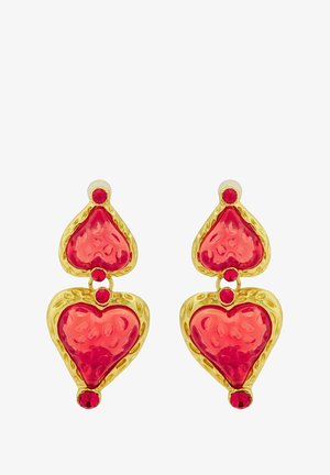 Zlato-tonirana uhani v obliki srca z rdečimi prozornimi kamni in majhnimi rdečimi poudarki. Imajo teksturirano površino in viseč obliko.