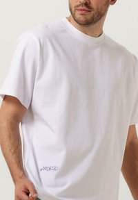 Woodbird BAINE VASE - T-shirt print - wit