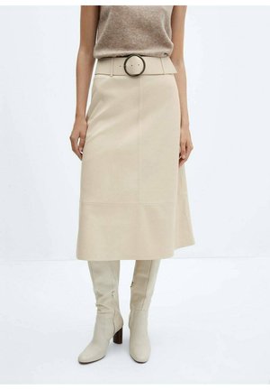 Midi-nederdel i cremefarvet læder med et bredt bælte med en rund spænde, kombineret med knælange beige støvler. Glat tekstur og enkelt design.