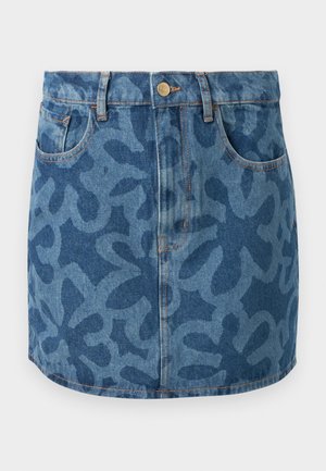 Sötétkék absztrakt mintás farmer miniszoknya, elülső zsebekkel, övbújtatókkal és rézszínű gombos derékzárral.