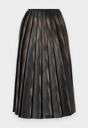 Jupe midi plissée noire avec une finition texturée légèrement brillante et un petit logo près de la ceinture.