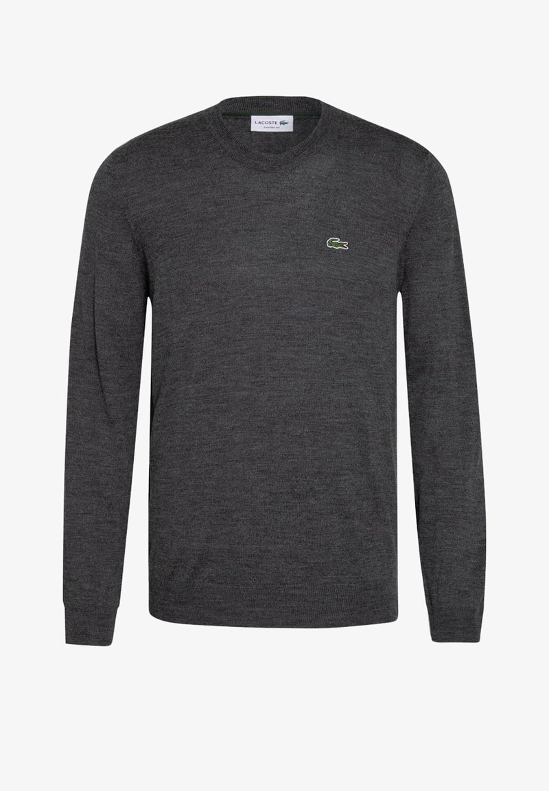 Grauer Pullover mit langen Ärmeln aus weichem Stoff, mit Rundhalsausschnitt und kleinem grünem Lacoste-Logo auf der linken Brust.