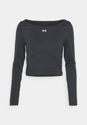 Fekete, hosszú ujjú crop top sima, rugalmas anyagból, széles nyakkivágással és fehér Under Armour logóval a mellkason.