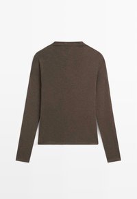 Braunes Langarmhemd aus weichem Stoff. Verfügt über einen einfachen Rundhalsausschnitt und eine glatte, leicht strukturierte Oberfläche.