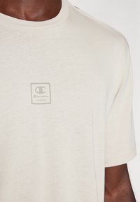 Champion CREWNECK SMALL LOGO - T-shirts print - beige
