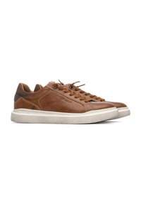 Zapatillas de cuero marrón con una textura suave, suela de goma y puntera redonda. Presentan un diseño de cordones y costuras de acento sutil.