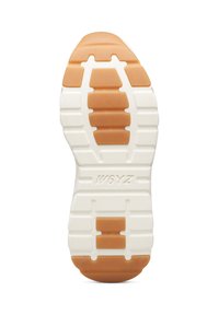 Sohle eines Sneakers mit einer strukturierten weißen Zwischensohle und einer braunen Gummisohle, die ein Muster aus Rillen und einem quadratischen Akzent aufweist.