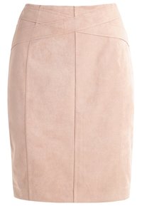 Jupe crayon en daim rose pâle, avec un design de ceinture croisée, texture lisse et longueur sous le genou.