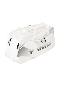 Valkoinen urheilukassi, joka on valmistettu kestävästä materiaalista, kahdella vetoketjullisella osastolla, hienovaraisella harmaalla kuviolla ja "Victor"-logolla. Mukana kantokahvat.