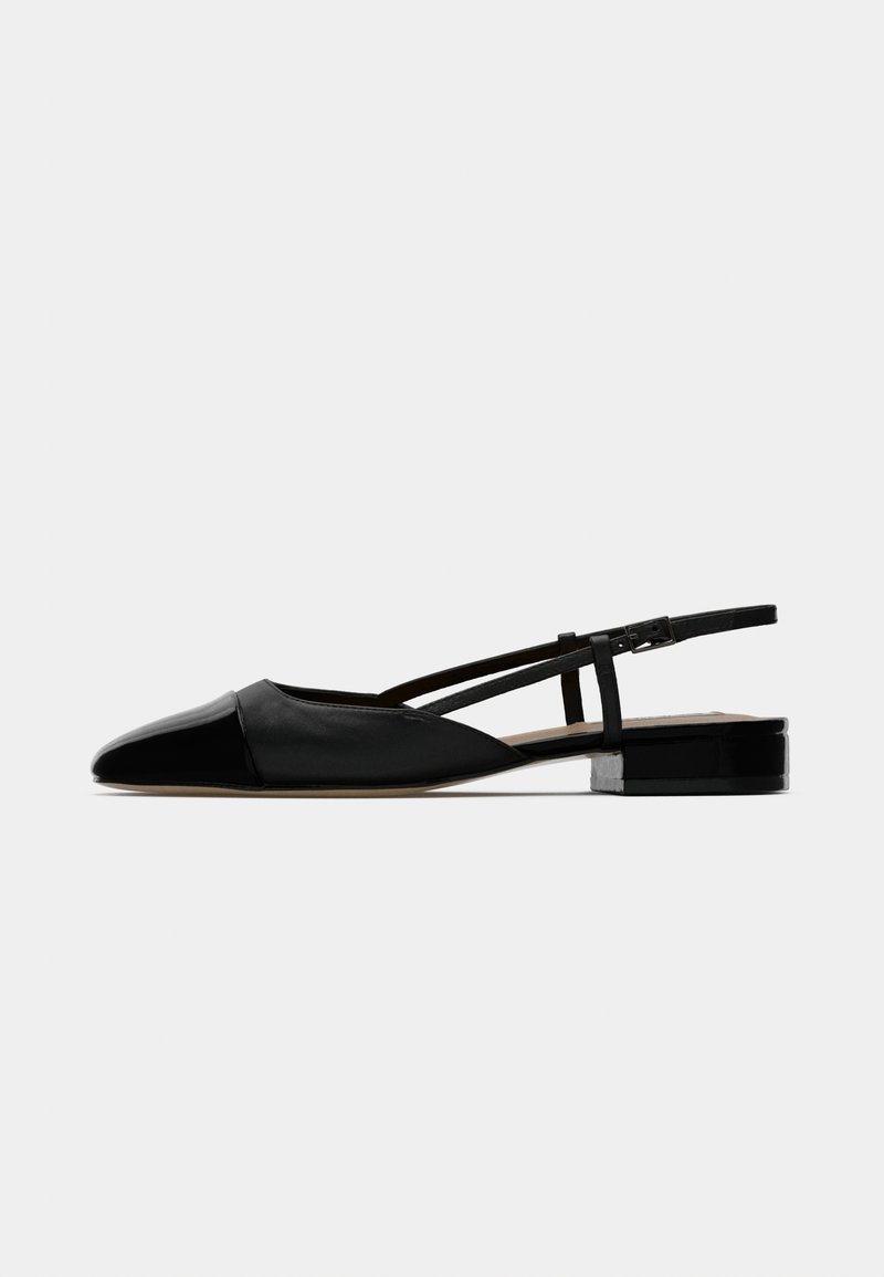 Sorte laksko med slingback og spiss tå, lukket vamp og justerbar ankelstropp. Har en lav, kvadratisk hæl. Jevn tekstur.